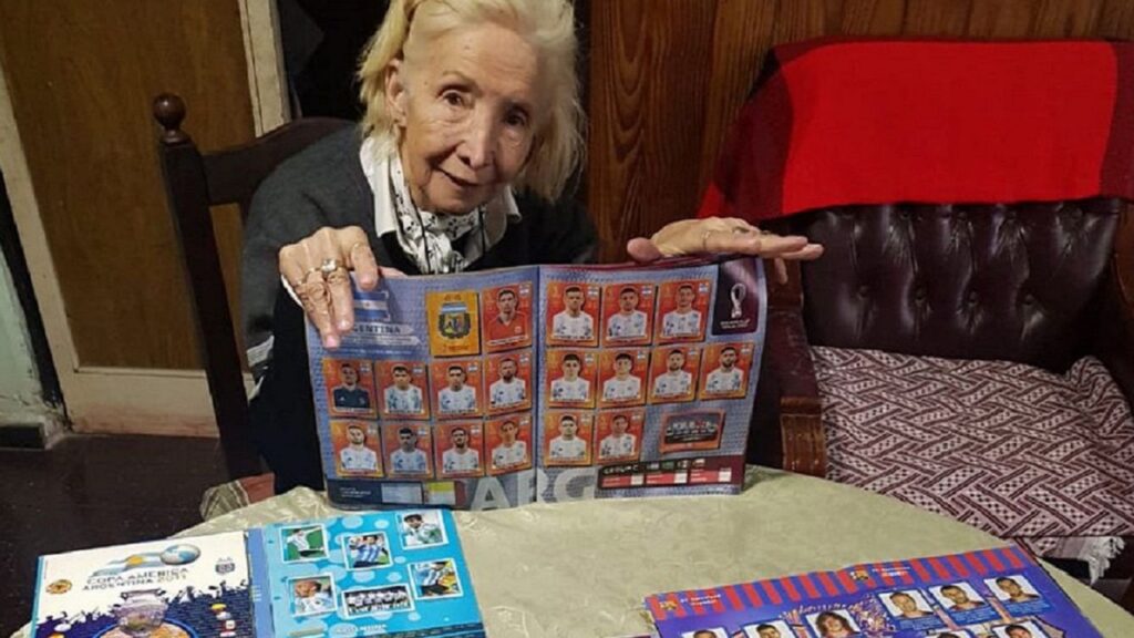 Nonna spende i soldi della pensione per le figurine dei Mondiali di Calcio Qatar 2022