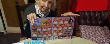 Nonna spende i soldi della pensione per le figurine dei Mondiali di Calcio Qatar 2022