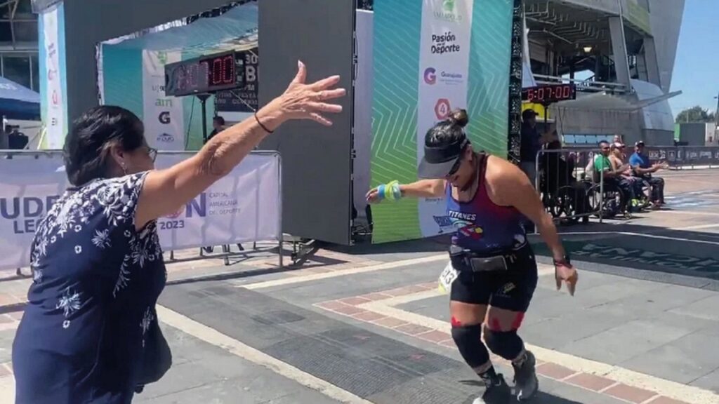 Mamma aspetta la figlia a braccia aperte al traguardo della maratona