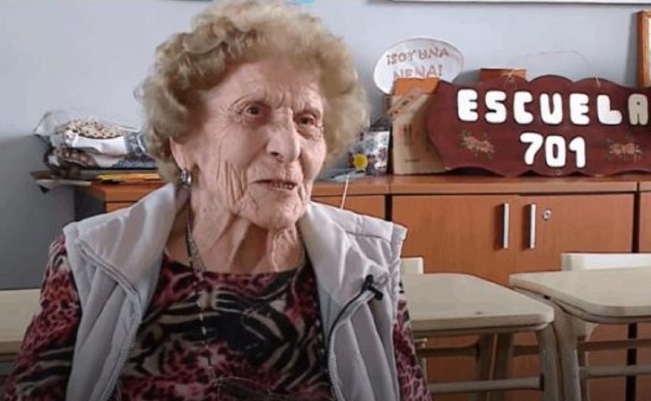 Женщина 99 лет. 99 Летняя бабушка. Бабушка 99 лет. Бабушка учится в школе. Женщина в 99 лет фото.