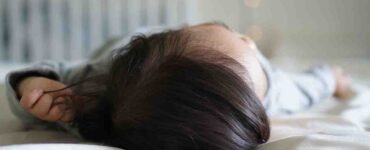 Perché alcuni neonati nascono con i capelli