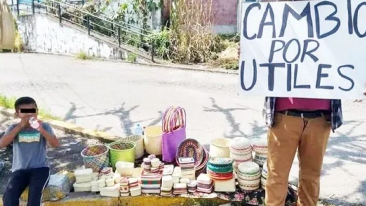 Padre scambia in strada pezzi d'artigianato con materiale scolastico per il figlio