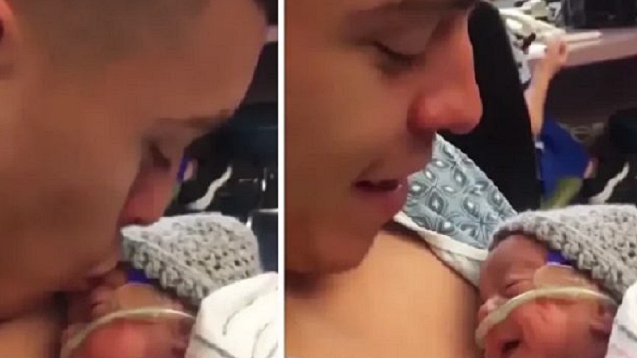 papà bacia neonato prematuro e lui sorride