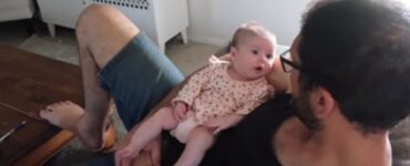 bambina due mesi parla col papà