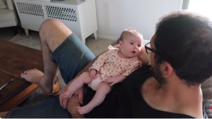 bambina due mesi parla col papà