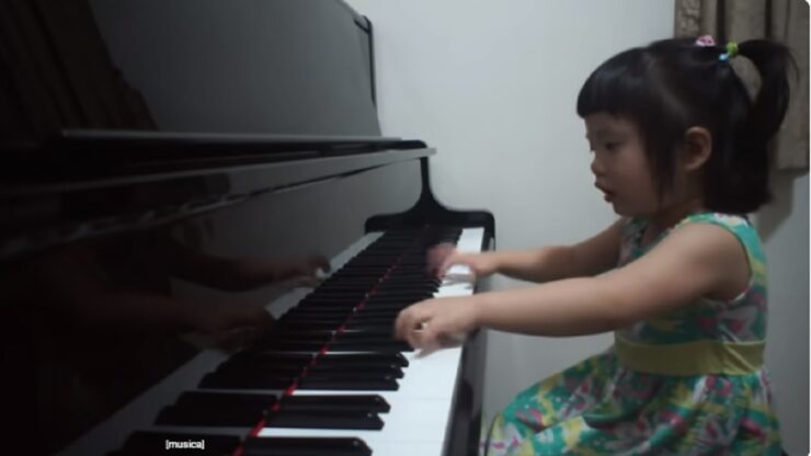 bambina prodigio di 3 anni suona il pianoforte