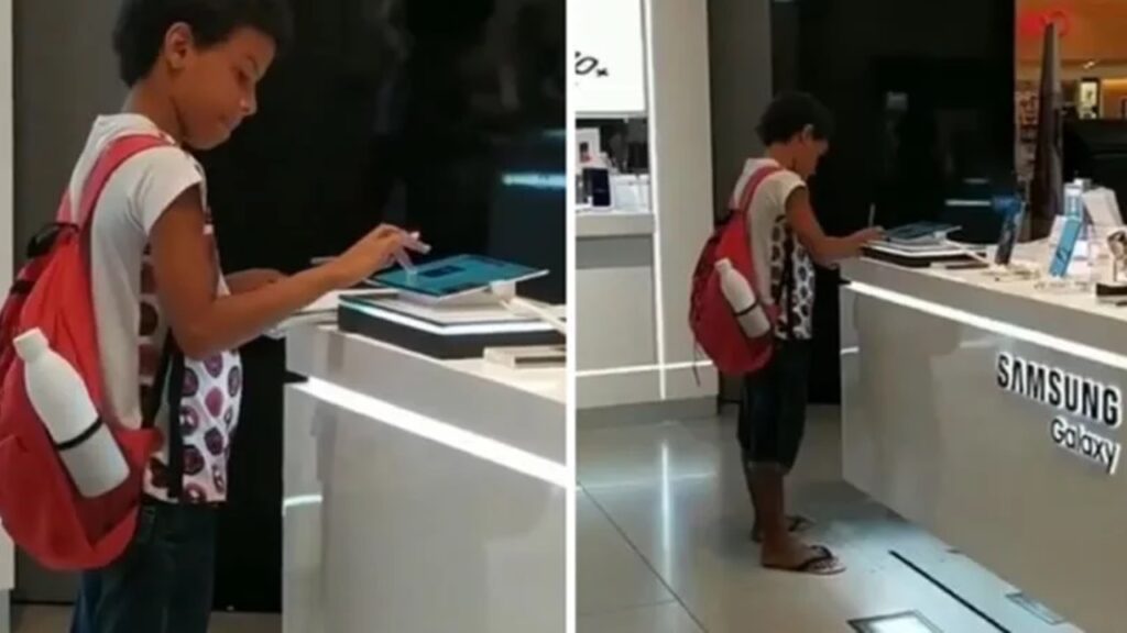 Ragazzo studia su un tablet in un negozio Samsung