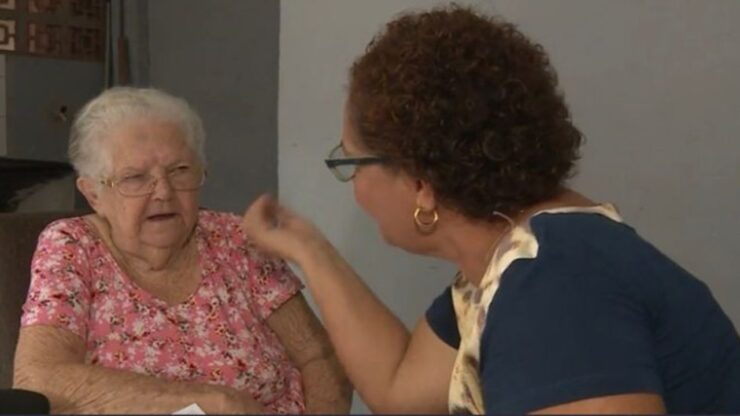 Pensionata di 85 anni impara a leggere e scrivere