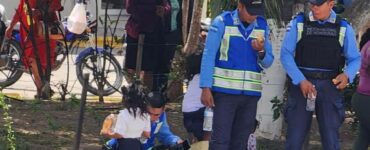 Bambina regala il suo cibo agli agenti di polizia
