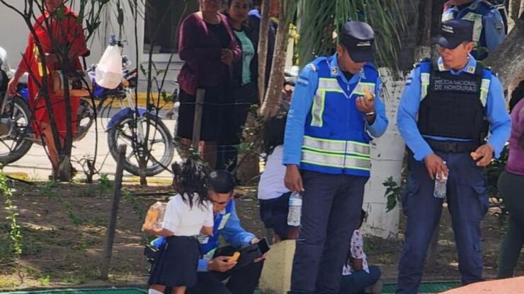 Bambina regala il suo cibo agli agenti di polizia