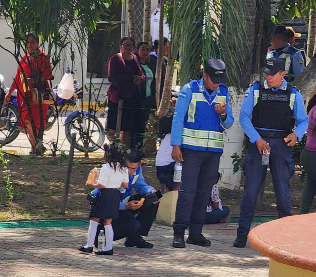 bambina e poliziotti