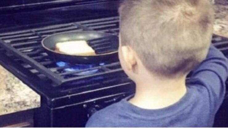 Madre insegna al figlio di 7 anni a cucinare e pulire