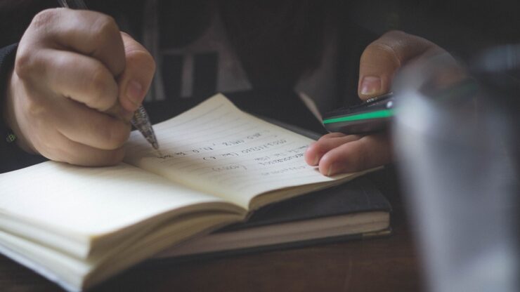 uomo solo scrive