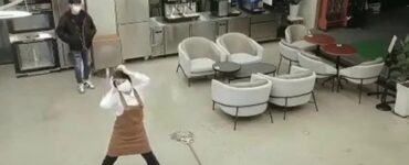 Capo sorprende una dipendente a ballare durante l'orario di lavoro