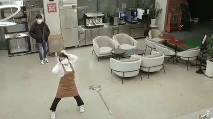 Capo sorprende una dipendente a ballare durante l'orario di lavoro