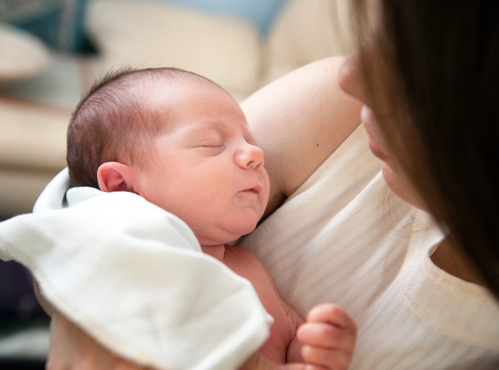 mamma culla il neonato