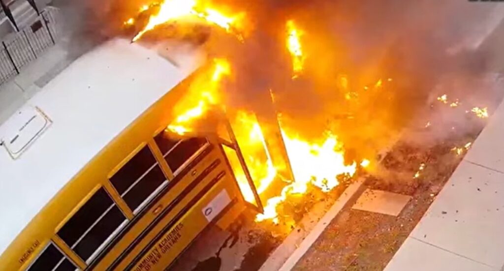 scuolabus incendio fiamme