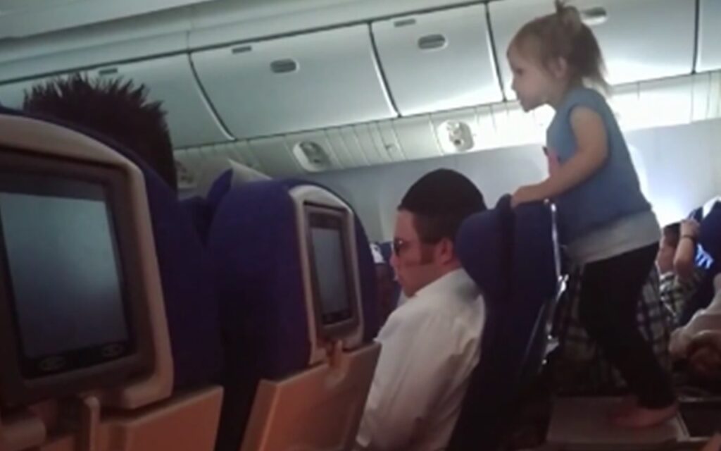 bambina aereo tavolino